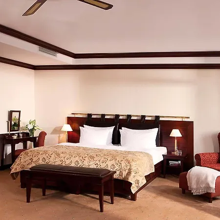 Hotel Yachthafenresidenz Hohe Duene 5*