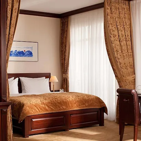 Hotel Yachthafenresidenz Hohe Duene 5*
