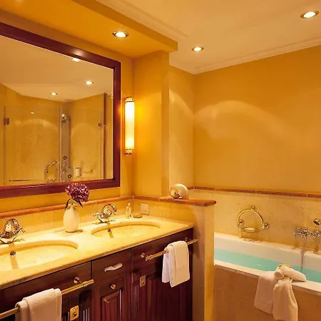 Yachthafenresidenz Hohe Duene Hotel 5*